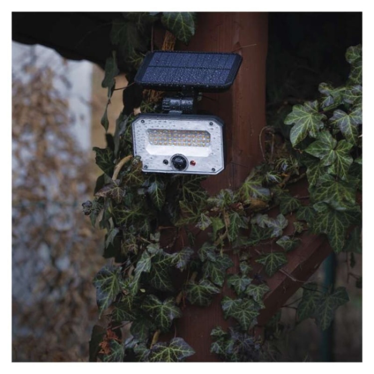 Naświetlacz LED Garden SPILO solarny z PIR 4000K 1500lm IP54 Emos aranżacja