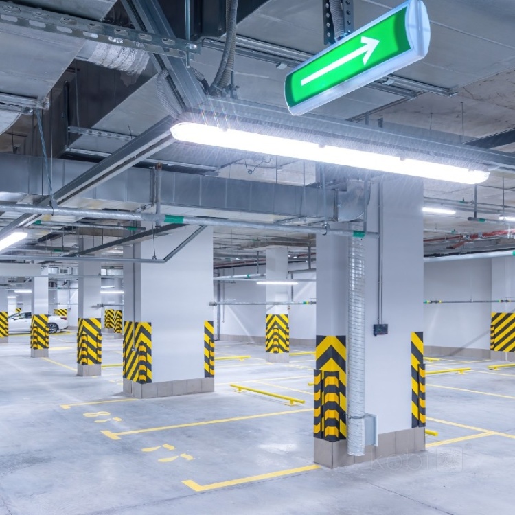 Oprawa liniowa hermetyczna LED NEXFORCE N2 52W 4000K Kobi Pro zastosowanie na parkingu podziemnym