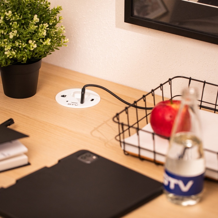 Gniazdo meblowe RONDO ładowarka USB przewód 1,5m 1x2P+Z 3xUSB 1xHDMI 1xRJ45 schuko białe aranżacja w biurze