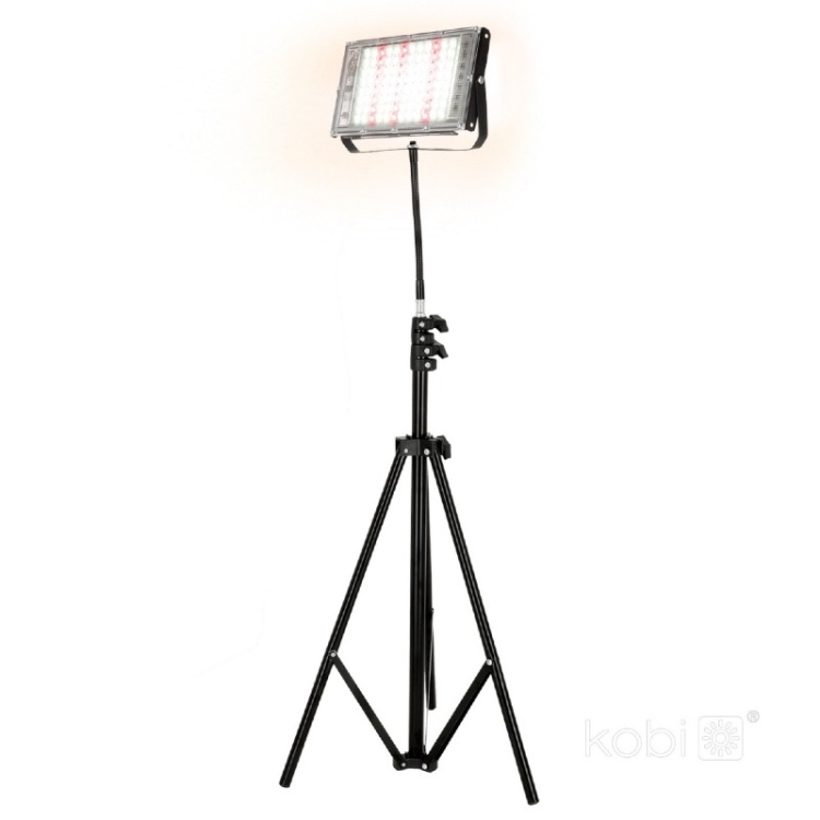 Lampa do roślin LED FIRON 45W Kobi Design zaświecona