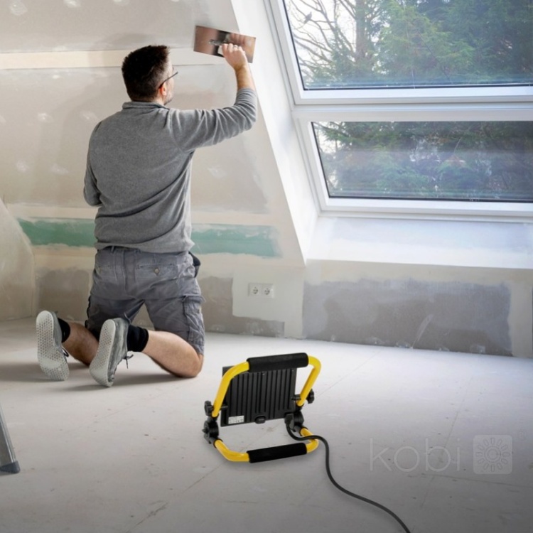 Naświetlacz LED TIGRA PORTABLE 100W 4000K IP54 Kobi aranżacja