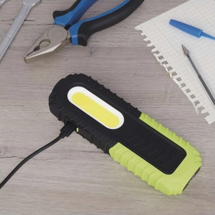 Lampa warsztatowa EMOS P4531 – obracana rękojeść i hak montażowy zastosowanie