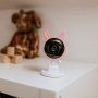 Niania elektroniczna Mary’s Królik 1080p Wi-Fi aranżacja – różowa kamera z czujnikiem temperatury