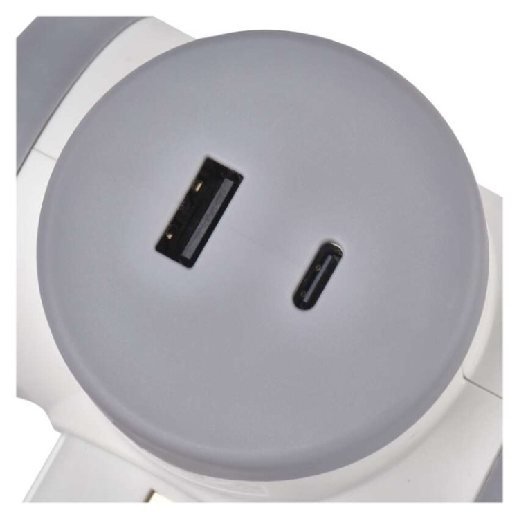 Zbliżenie portów USB-A QC i USB-C PD