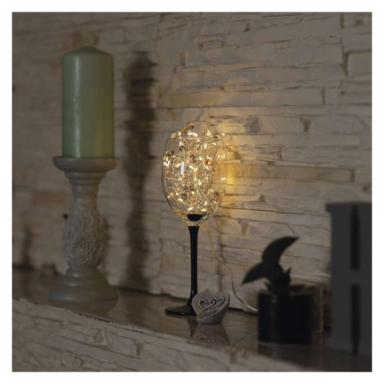 Detal cyrkonii w girlandzie LED