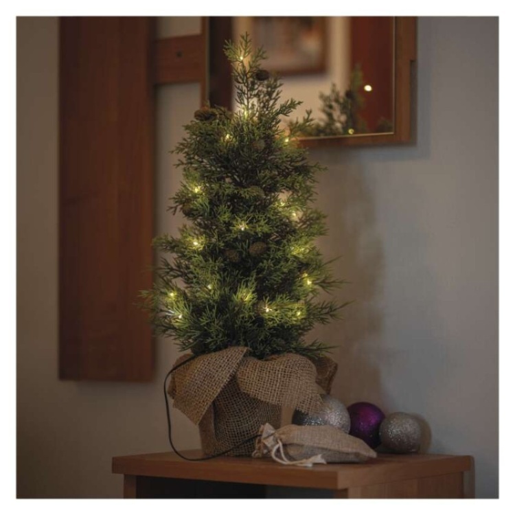 Świąteczna choinka LED 50cm ustawiona przy wejściu do domu