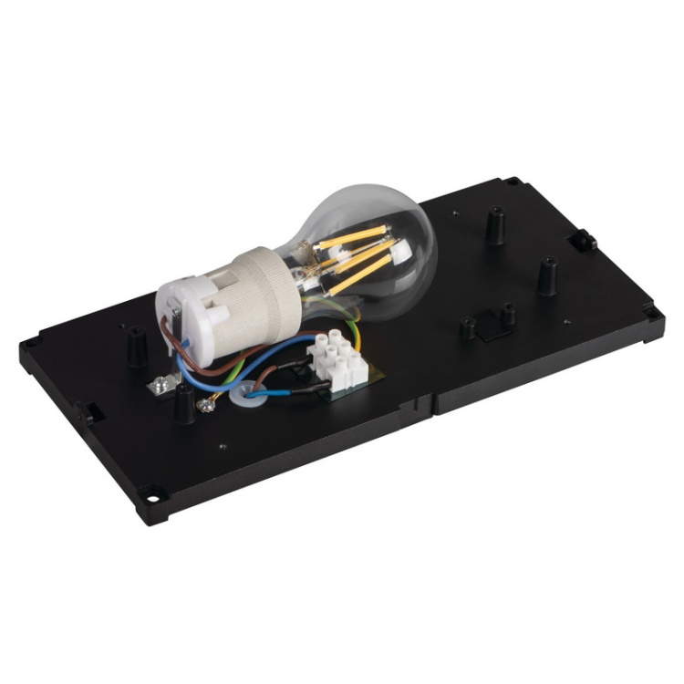 Lampa elewacyjna Kanlux LERTO przy wejściu do domu