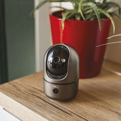 Kamera ustawiona na biurku w domu