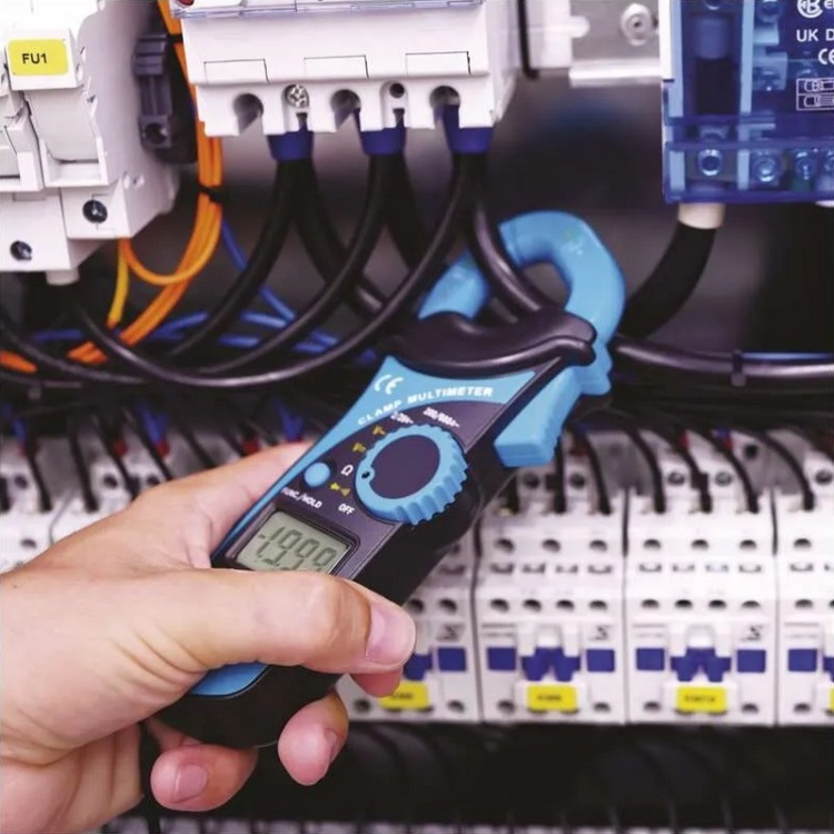 Kompaktowy multimetr cęgowy do instalacji elektrycznych