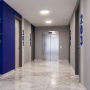 Plafoniera LED Kanlux DABA AIO M20W W na korytarzu budynku