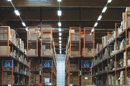 LED T8 SubstiTUBE® Pure EM zastosowanie w magazynie.