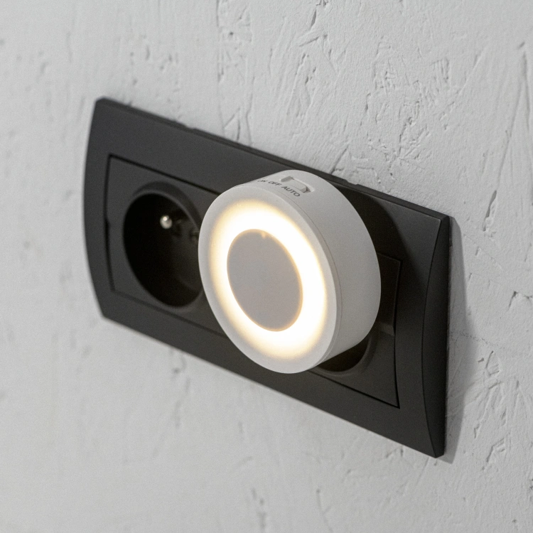 Lampka wtykowa LED RIBI LED WW W 0,33W 4lm barwa ciepłobiała 2700K biała z czujnikiem ruchu i zmierzchu