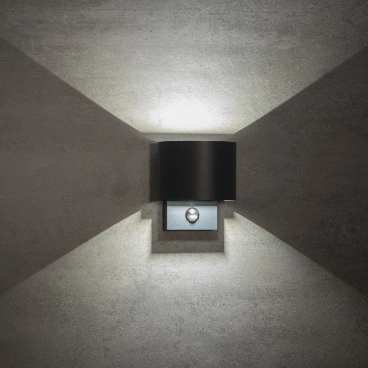 Kinkiet elewacyjny LED 7W z czujnikiem ruchu PIR REKA IP54 grafitowy aranżacja