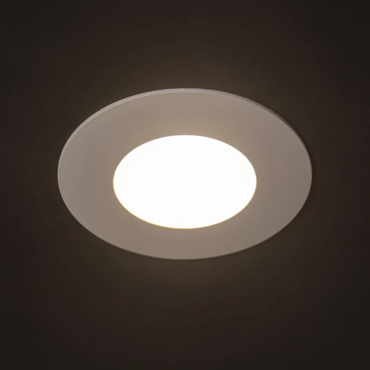 Biała oprawa LED Kanlux FIZU PRO IP65 w łazience