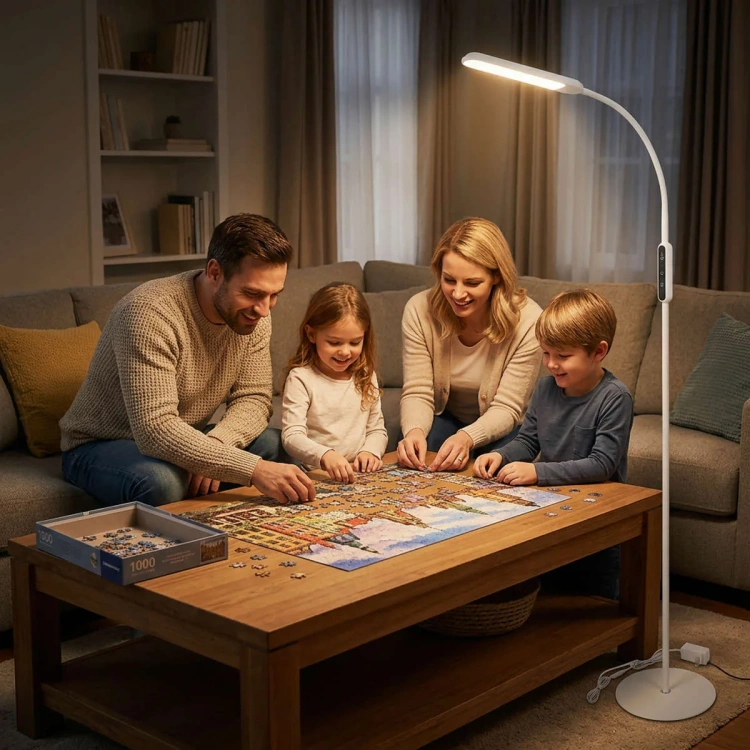 Biała lampa LED TEILO przy fotelu w salonie