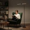 Lampa podłogowa LED TEILO 2 przy fotelu do czytania