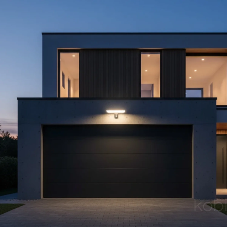 Naświetlacz solarny PHOENIX G2 oświetlający wejście nocą