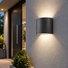 Nowoczesna elewacja z lampa scienna o zmierzchu - AI