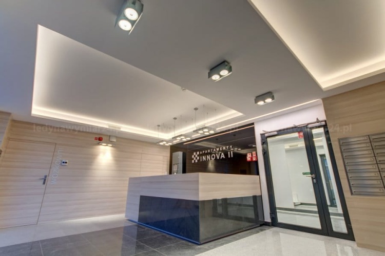 Zastosowanie taśmy LED do podświetlenia wnęk w sufitach podwieszanych.