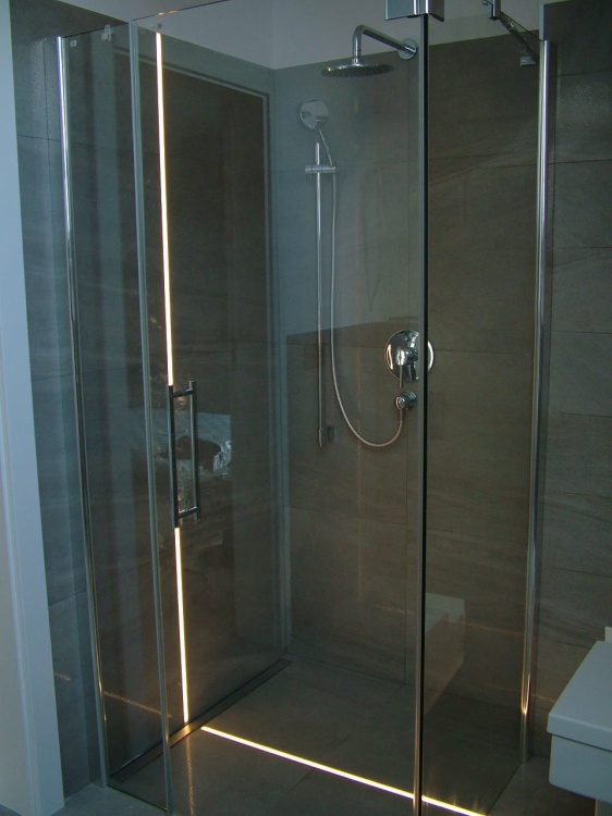 Oświetlenie LED pod prysznicem.