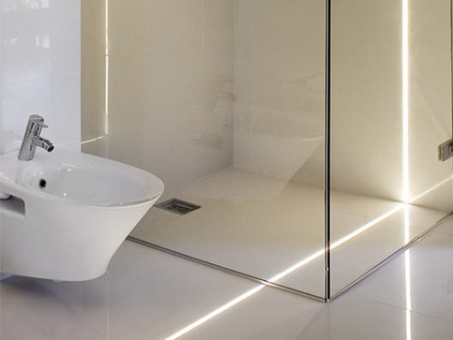 Oświetlenie LED pod prysznicem.