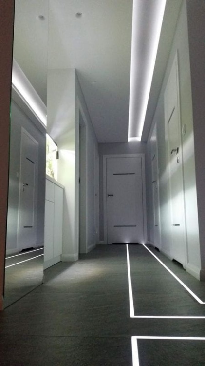 Oświetlenie pomiędzy płytkami na podłodze.