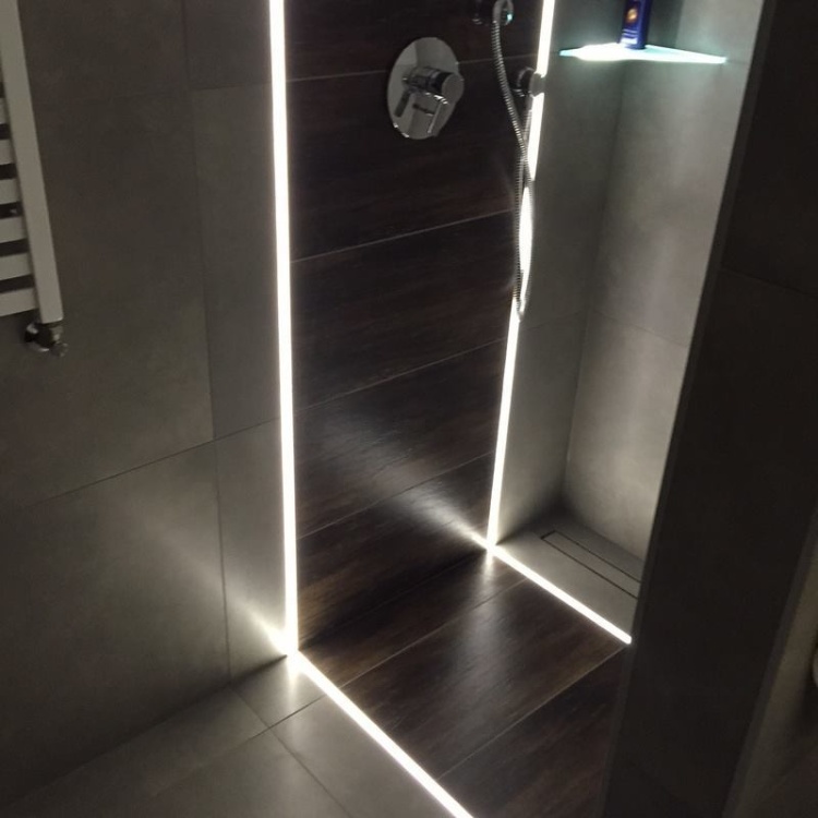Oświetlenie LED pod prysznicem.