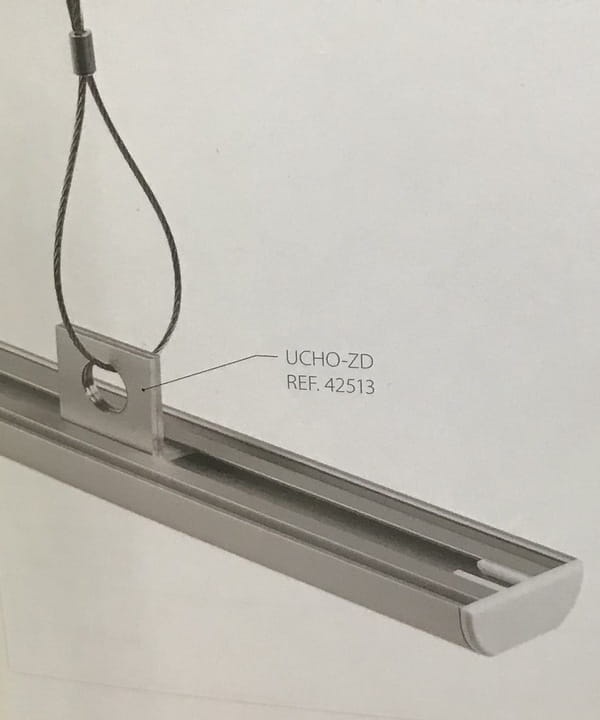 Profil TOST zawieszony  na linkach za pomocą uchwytów UCHO-ZD