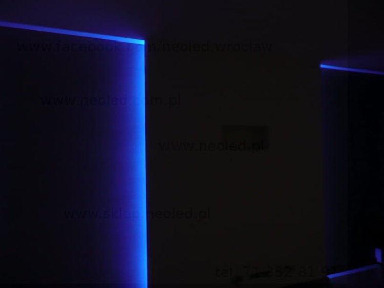zabudowa oświetlona taśmą led - niebieską