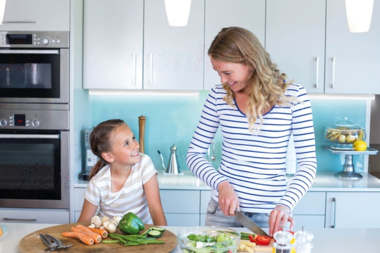 Oświetlenie pod szafkami kuchennymi wykonane za pomocą opraw MERA