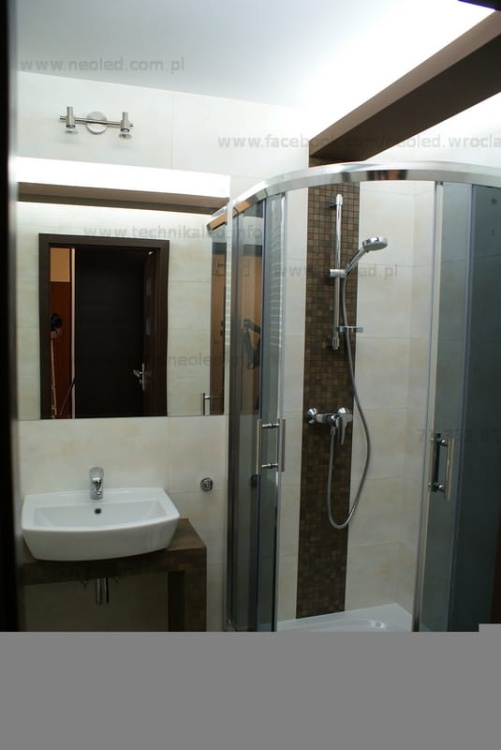 Oświetlenie sufitu w łazience taśmą LED