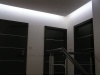 sufit oświetlony za pomocą taśmy led