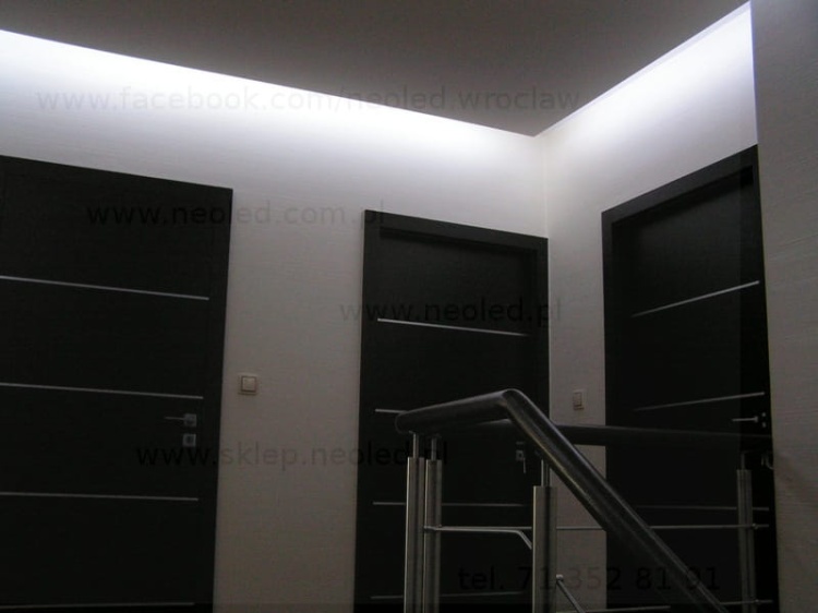 sufit oświetlony za pomocą taśmy led