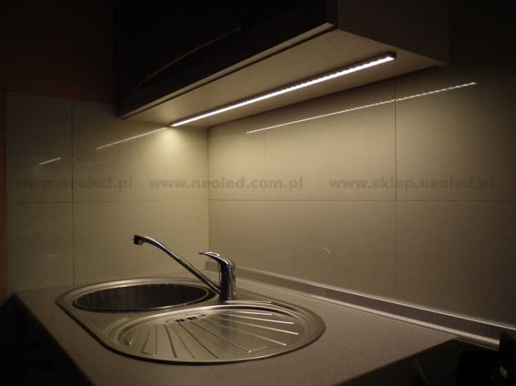 Oświetlenie nocne w kuchni ? Nie ma problemu  Profil LED SURFACE oraz taśma NTLCC-300-3WW 24W wprowadzą niesamowity klimat w Twojej kuchni.