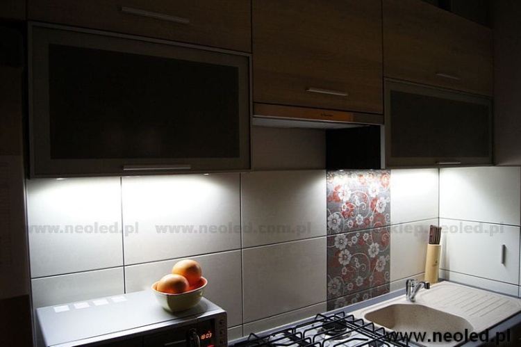 Kuchnia podświetlona liniowym systemem oświetlenia. Profile LED Surface oraz taśma LED NTLCC6-300-3ww  to znakomite połączenie możliwości aranżacji kuchni z niskim kosztem wykonania  oraz znikomych nakładów pracy.