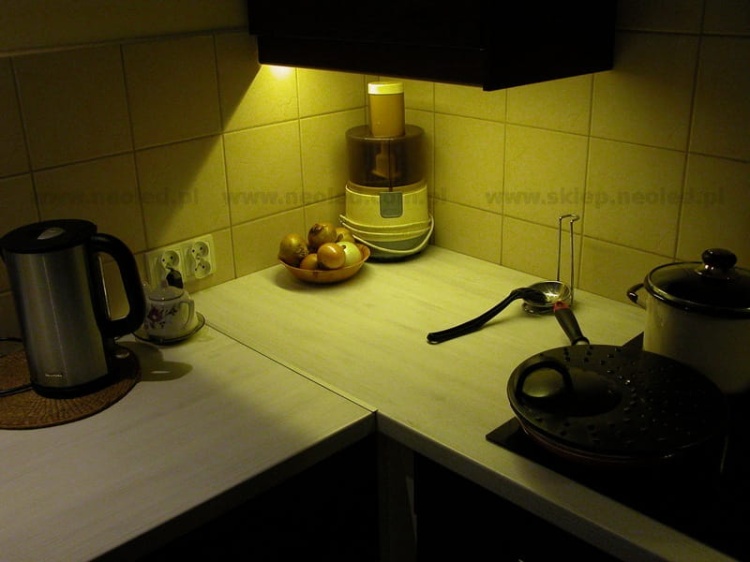Delikatny akcent w narożniku kuchni uzyskany za pomocą profila LED Surface oraz taśmy LED NTLCC-300-3WW. Jakie to proste