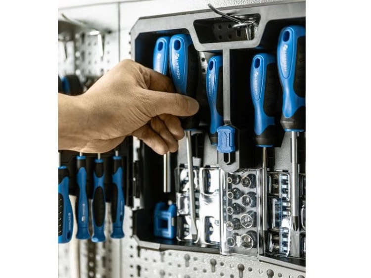 Wkrętaki zestaw 63 sztuk HT1S105 Högert zawieszony.jpg