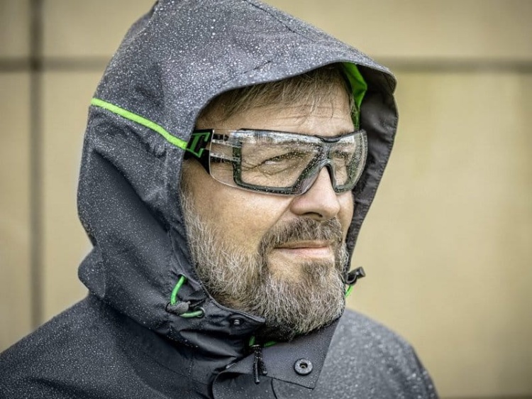 Okulary ochronne LOTZEN soczewki-bezbarwne oprawki-zielone HT5K011 aranżacja.jpg