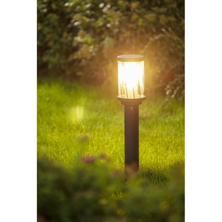 Oprawa ogrodowa KERTA-P 50cm E27 12W IP44 słupek grafit w ogrodzie.jpg