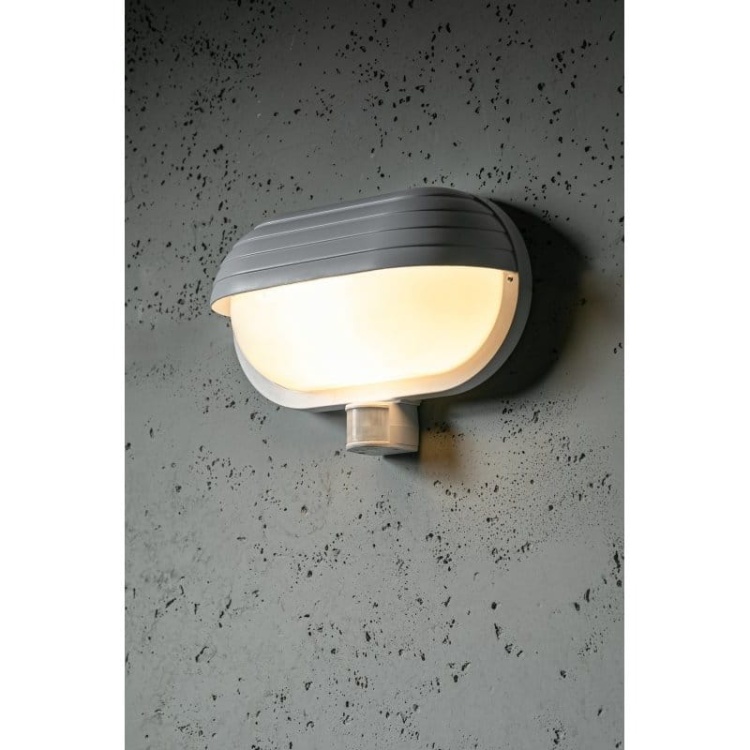 Oprawa kanałowa z czujnikiem ruchu E27 60W IP40 180° biała OS-KACROO-00 GTV aranżacja.jpg