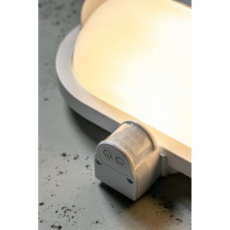 Oprawa kanałowa z czujnikiem ruchu E27 60W IP40 180° biała OS-KACROO-00 GTV zbliżenie.jpg