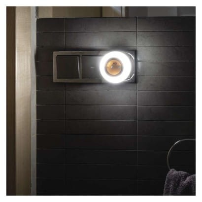 Lampka nocna LED do gniazdka 230 V z czujnikiem - włączona