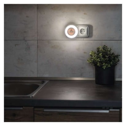 Lampka nocna LED do gniazdka 230 V z czujnikiem - włączona 2