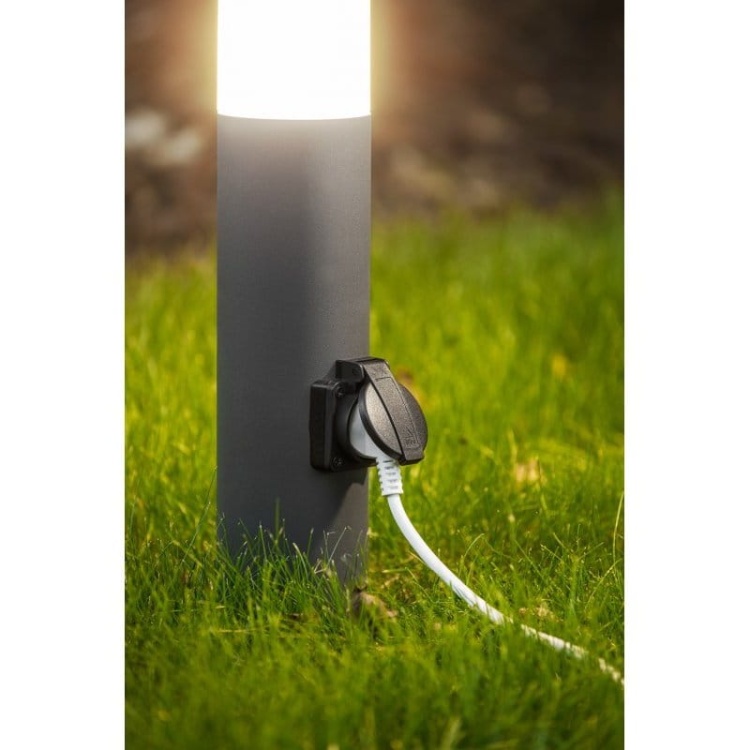 Oprawa ogrodowa CORTA-P słupek 40cm E27 IP44 grafit + gniazdo schuko 230V GTV aranżacja.jpg