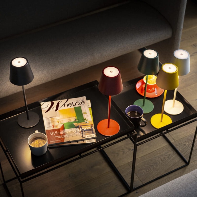 Lampa biurkowa INITA LED 1,2W 3000K 165lm IP54 ładowana USB-C Kanlux kawiarnia.jpg