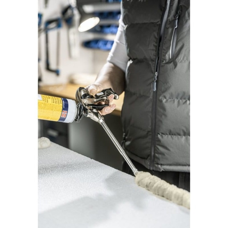 Pistolet HT4R422 do poliuretanowej pianki montażowej Högert aranżacja warsztatu.jpg