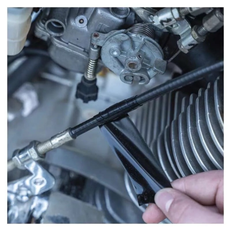 Silikonowa taśma samowulkanizująca 25mm 3m czarna EMOS F52503 użycie w warsztacie.jpg