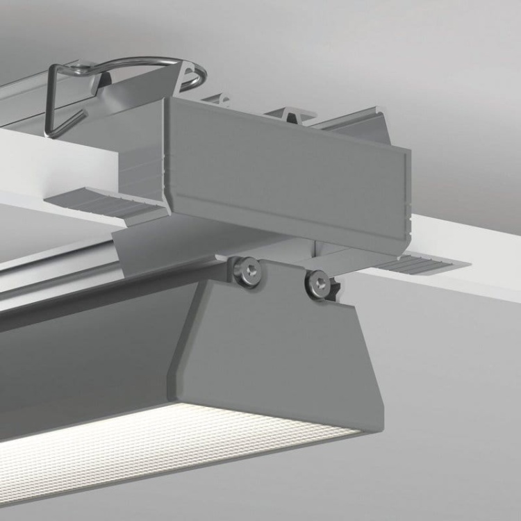 Profil RAM-KOZE-50 srebrny nieanodowany bez przesłony KLUŚ przykład montażu.jpg