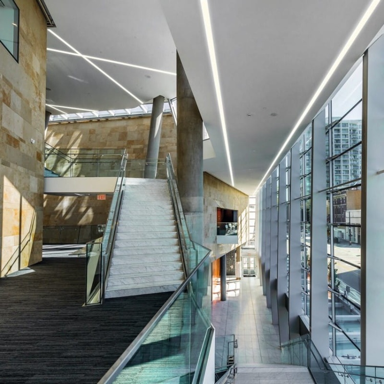 Profil RAM-KOZE-50 srebrny nieanodowany bez przesłony KLUŚ aranżacja.jpg