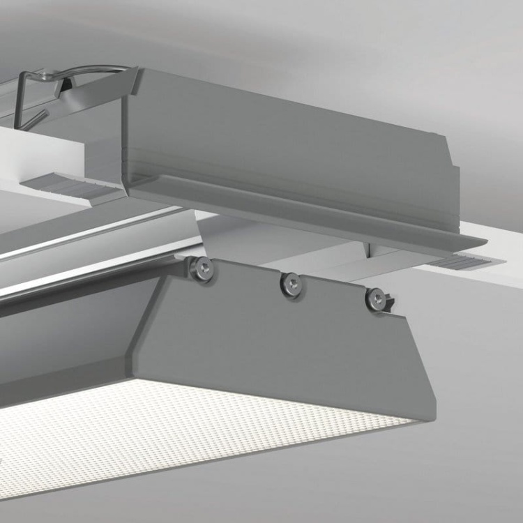 Profil RAM-KOZE-100 srebrny nieanodowany bez przesłony KLUŚ przykład montażu.jpg